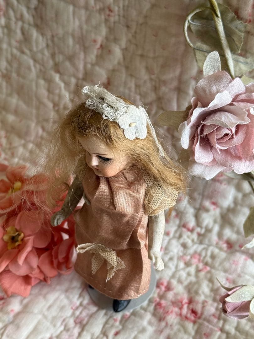 アンティーク　ミニョネット　ドール　お花とレースの髪飾りの女の子