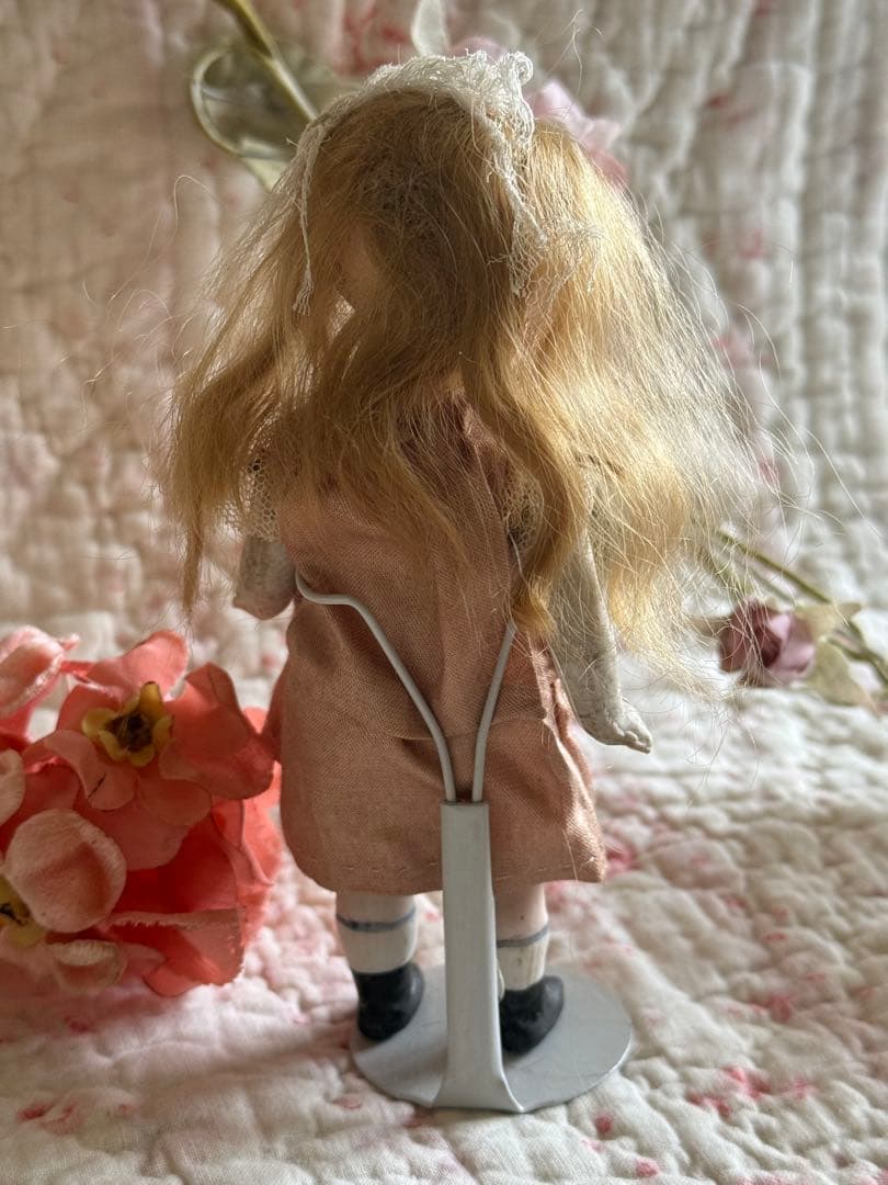 アンティーク　ミニョネット　ドール　お花とレースの髪飾りの女の子