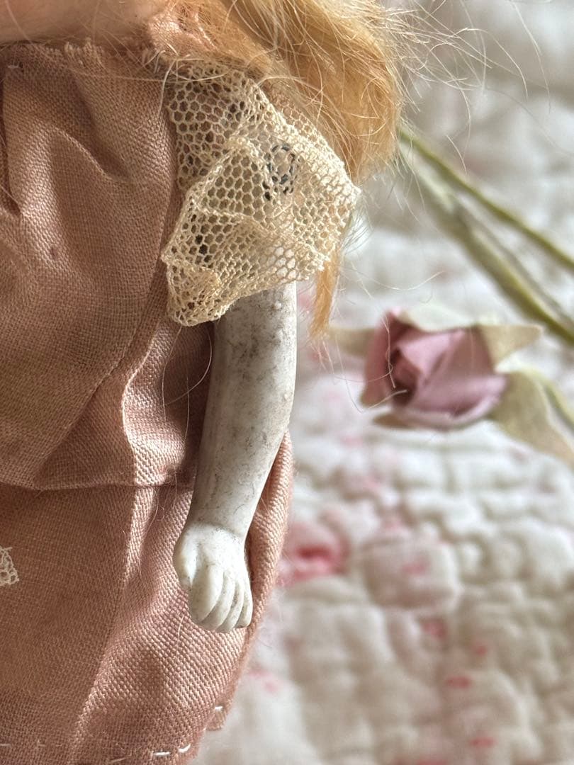 アンティーク　ミニョネット　ドール　お花とレースの髪飾りの女の子