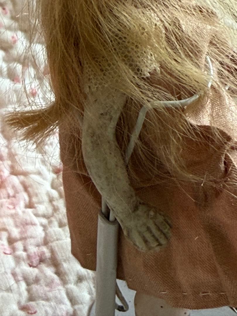 アンティーク　ミニョネット　ドール　お花とレースの髪飾りの女の子