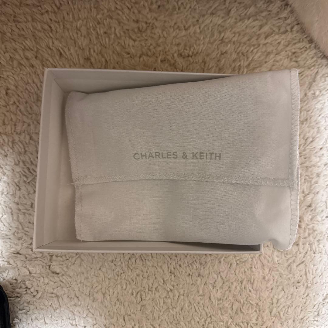 CHARLES & KEITH 三つ折財布 ブラック キルティング