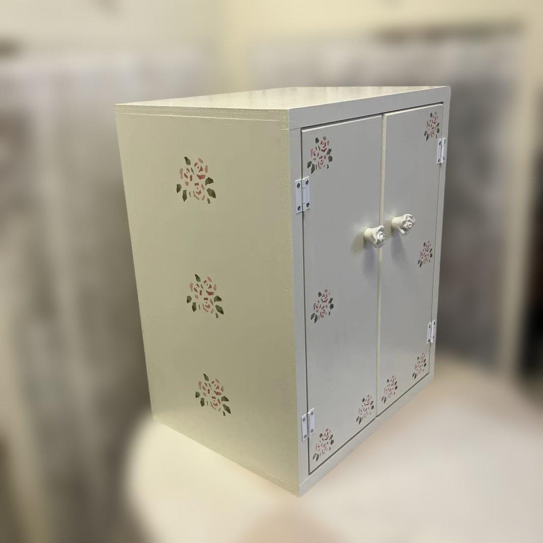 薔薇のステンシルの扉 木製ラック 花柄デザイン 2扉