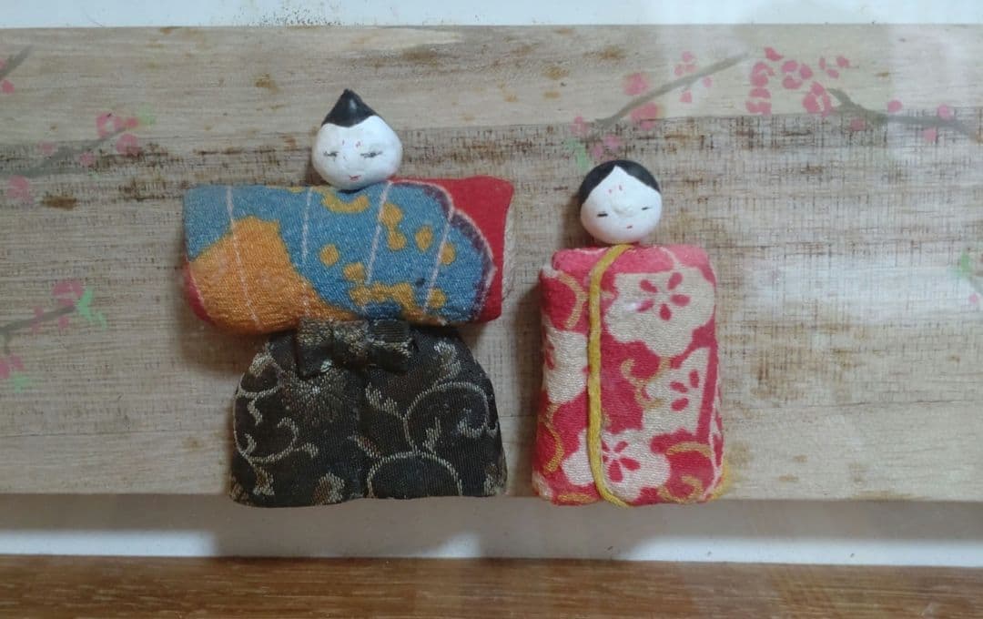 桐塑雛人形 桃手描き板付き木製フレーム入り　小型