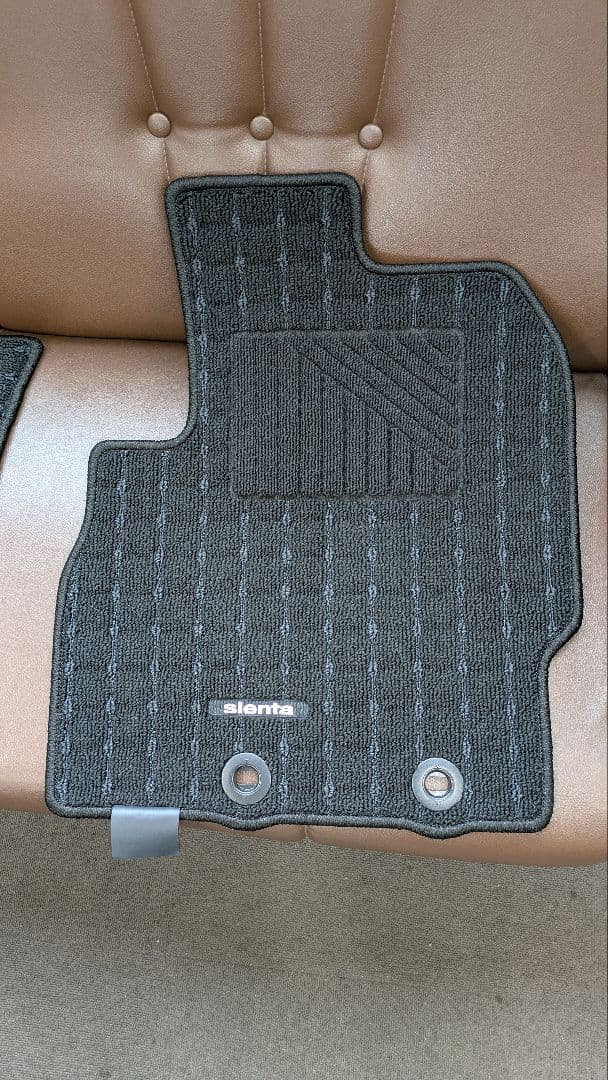 トヨタ シエンタ 純正フロアマット 黒