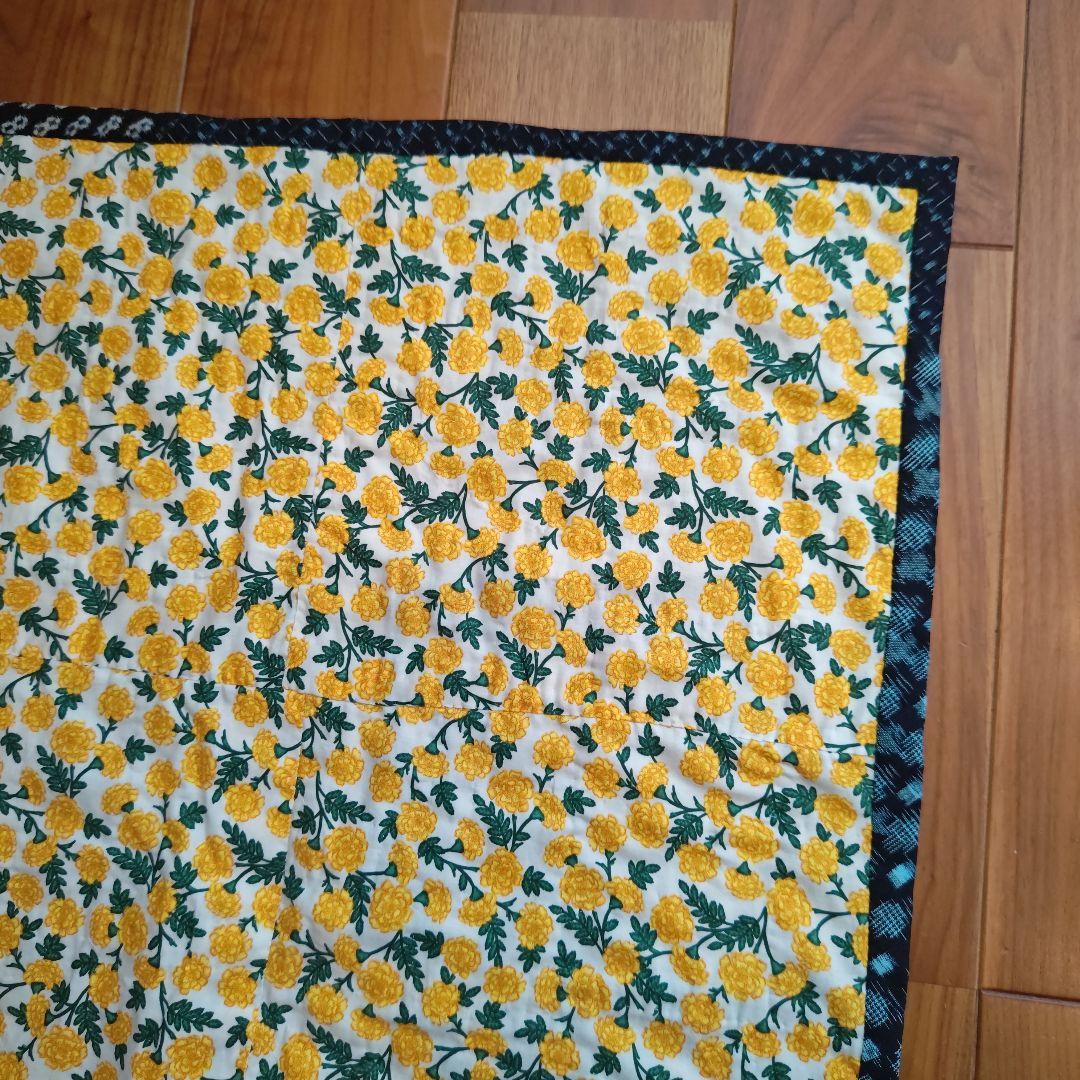 藍染古布のベッドカバーです。