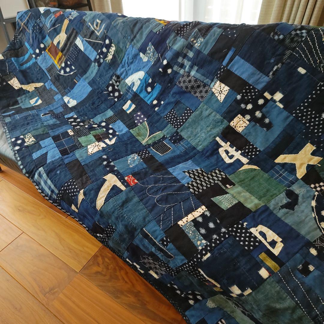 藍染古布のベッドカバーです。