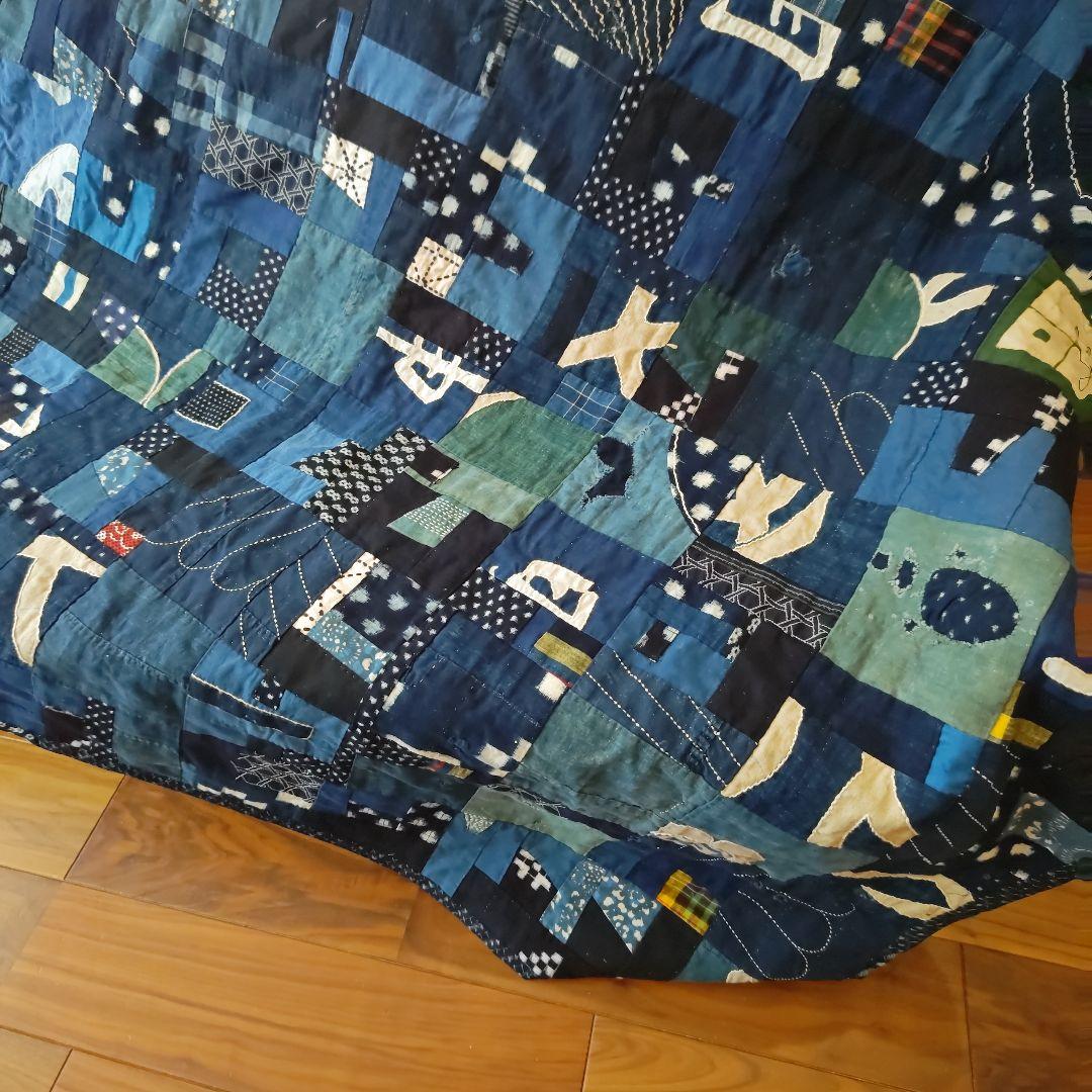 藍染古布のベッドカバーです。