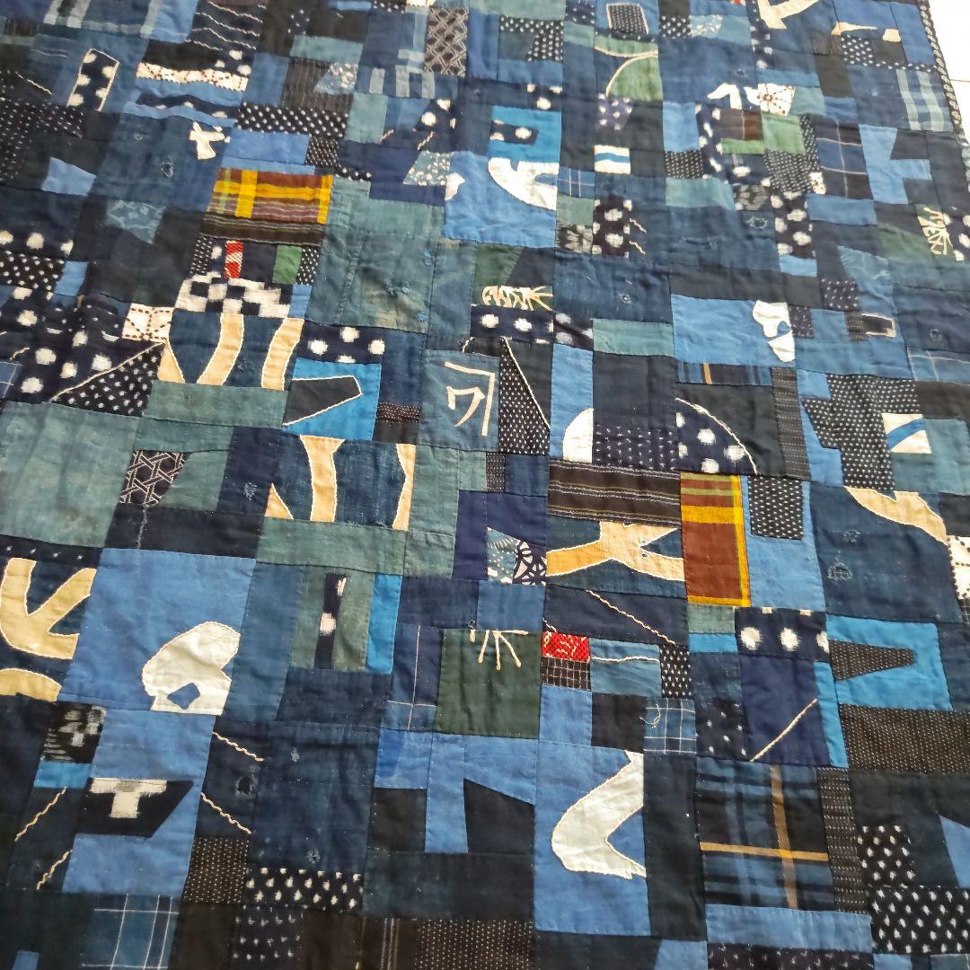 藍染古布のベッドカバーです。