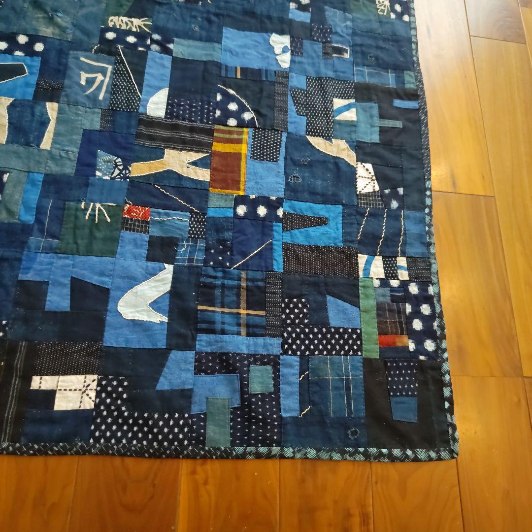 藍染古布のベッドカバーです。