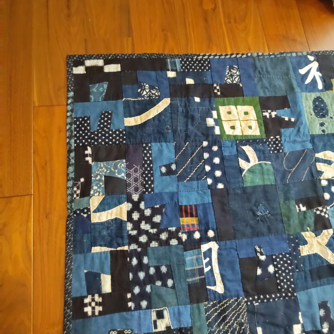 藍染古布のベッドカバーです。