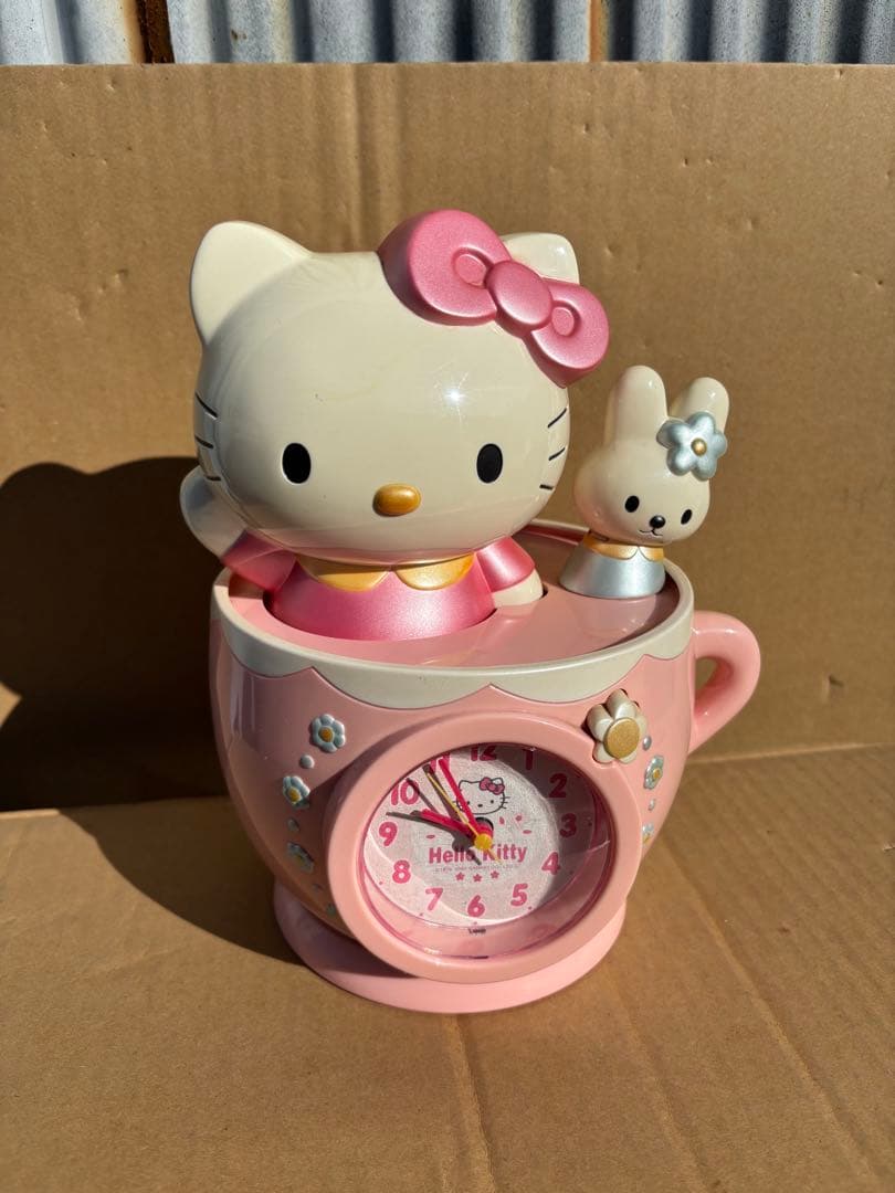 可愛いハローキティのティーカップ型目覚まし時計　ピンク作動品　きれい