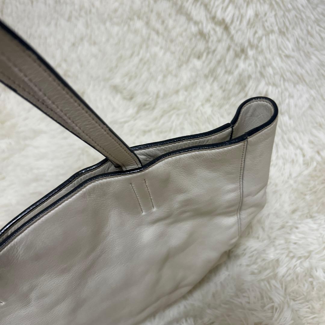 miumiu 白 ロゴ シンプル レザー トートバッグ ミュウミュウ