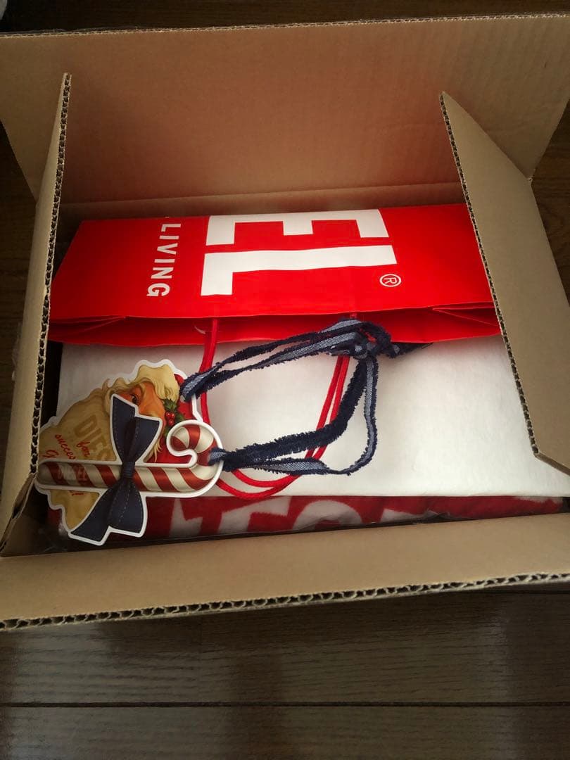 DIESEL ギフト　赤ロゴ入り　ホリデーラッピング　ノベルティブランケット