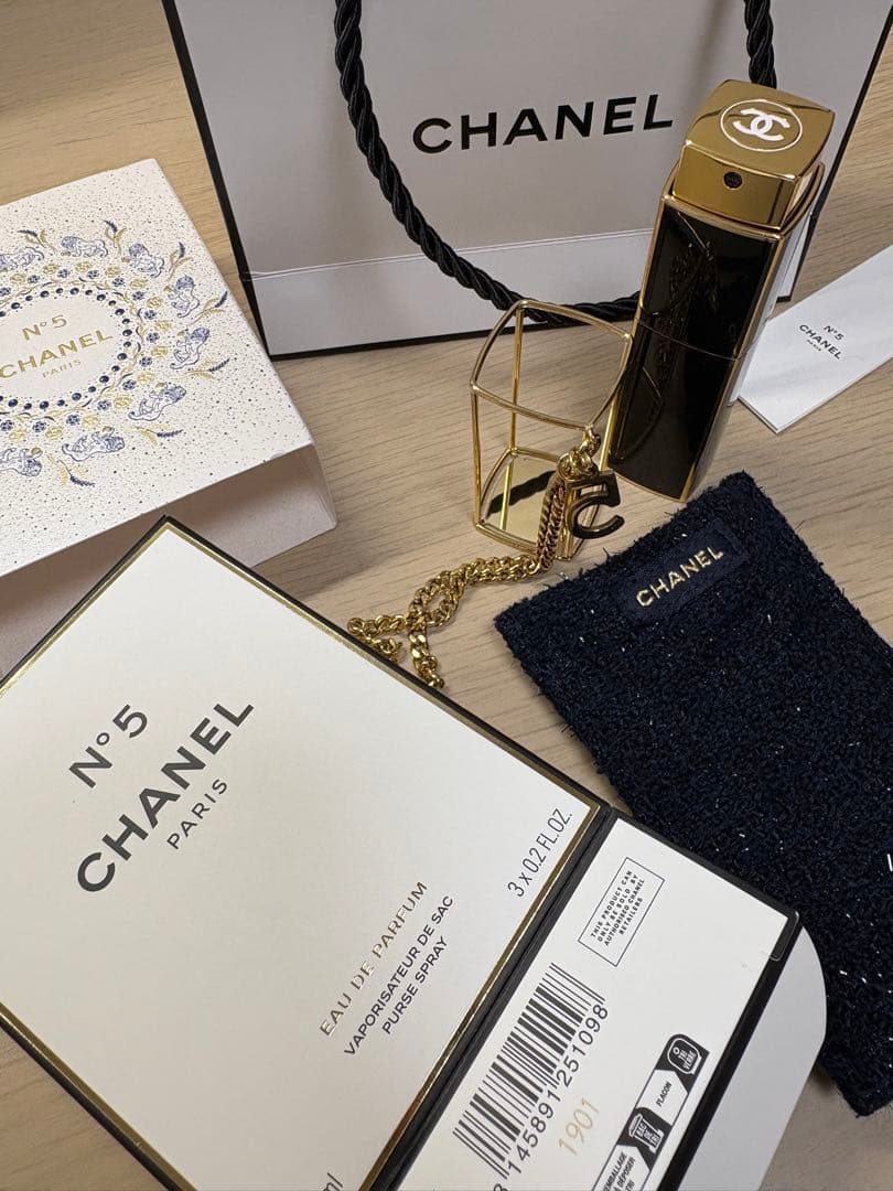 CHANEL N°5 エッセンシャルパフューム2025年クリスマス限定チェーン付