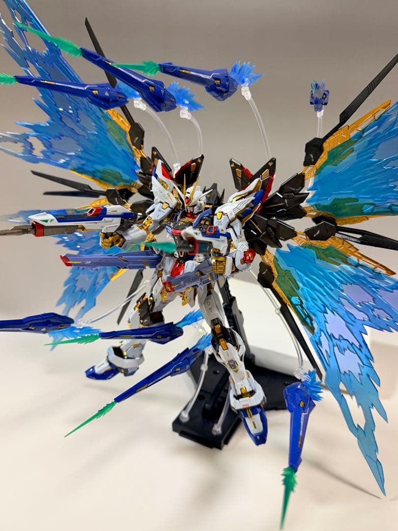 ガンプラ完成品　MGEXストライクフリーダムガンダム＆光の翼セット