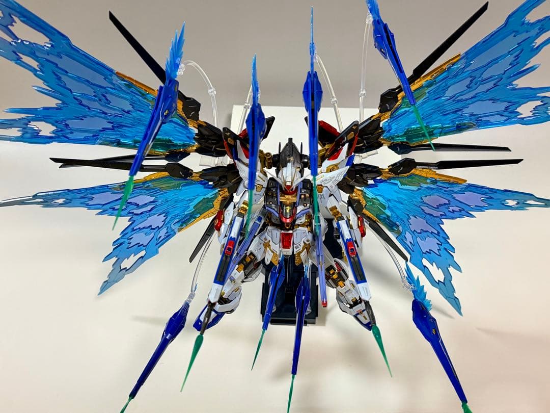 ガンプラ完成品　MGEXストライクフリーダムガンダム＆光の翼セット