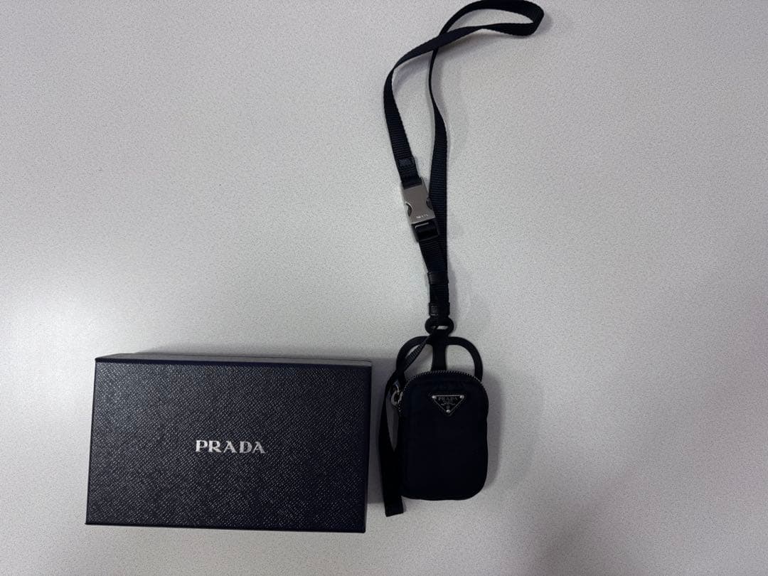 PRADA ポーチ付きスマホホルダー