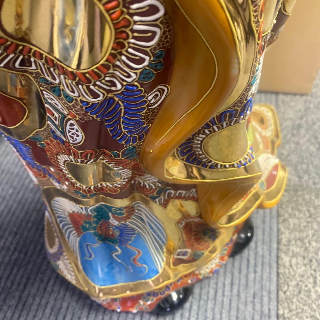 伝統陶器九谷焼、達磨だるま、装飾陶器像 、金色模様、存在感ある。