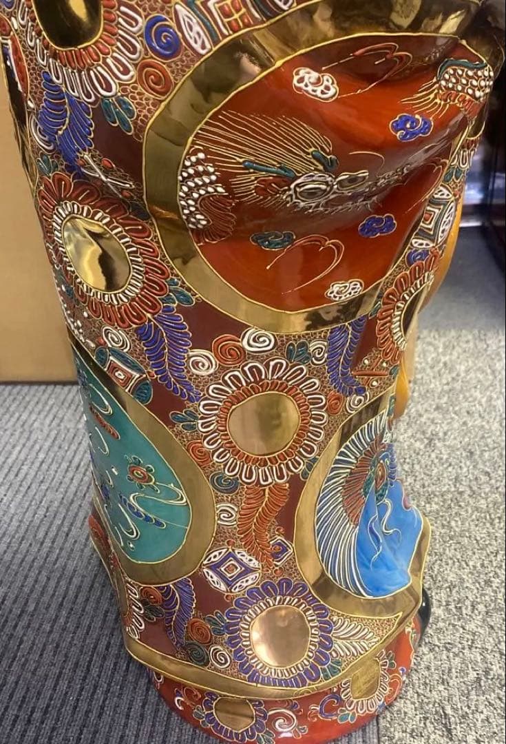 伝統陶器九谷焼、達磨だるま、装飾陶器像 、金色模様、存在感ある。