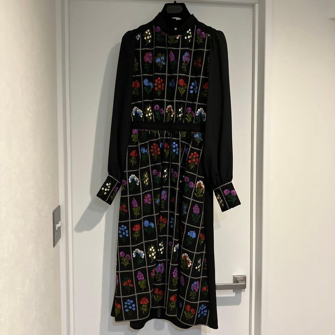 ユーザー）ロキト　花柄刺繍のロングドレス　人気の型です