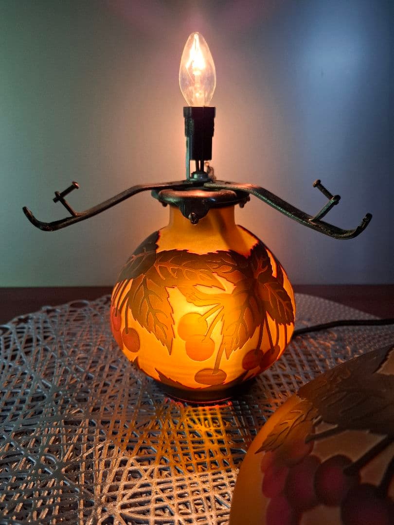 限定セール‼️アンティークガレ風キノコ型　テーブルランプ　被せガラス　サクランボ