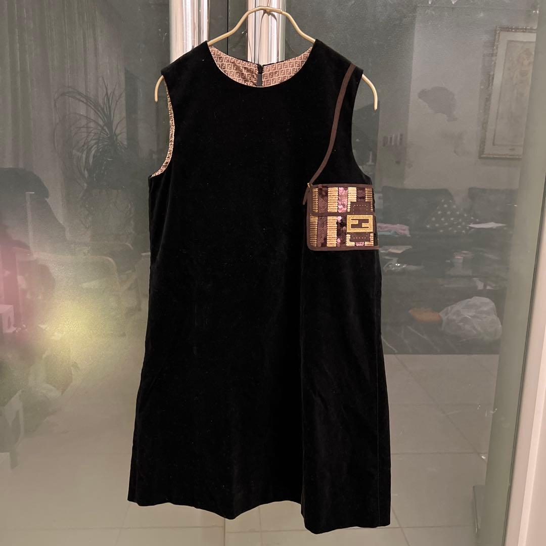 黒のノースリーブワンピース