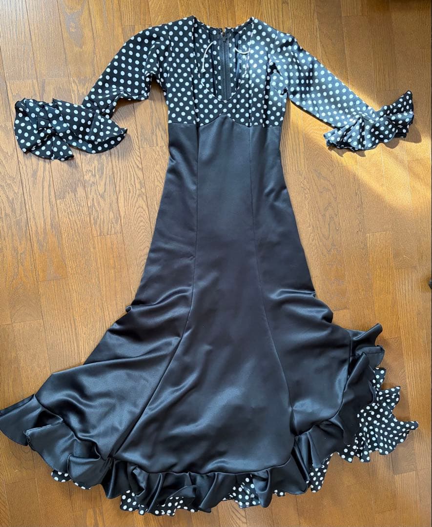 フラメンコドレス 黒と白の水玉模様