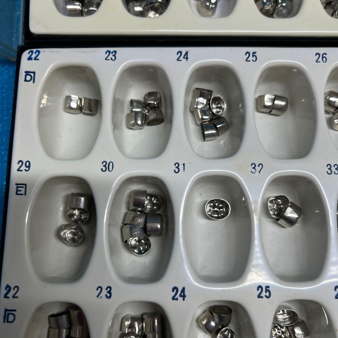 歯科技工　サンキン　乳歯冠　上下　です。