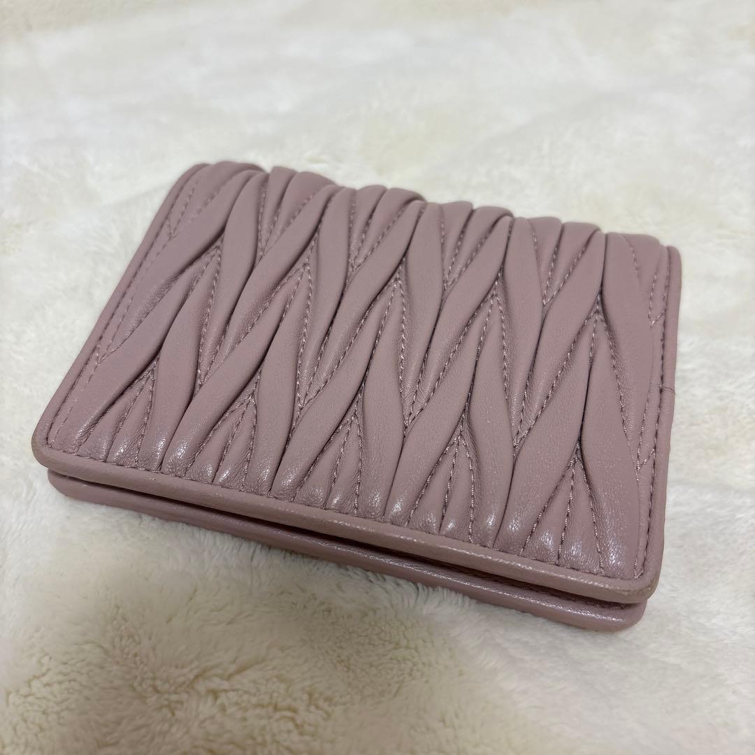 miumiu マテラッセ 二つ折り財布 コンパクト ピンクベージュ　付属品完備