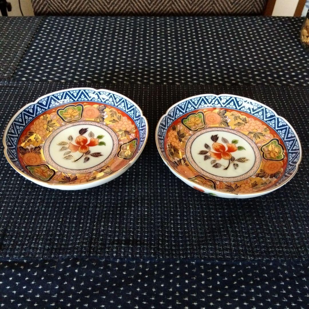 日肥其泉　昭和年製　極錦　古伊万里様式　金彩花草菊牡丹唐草文　皿　２枚