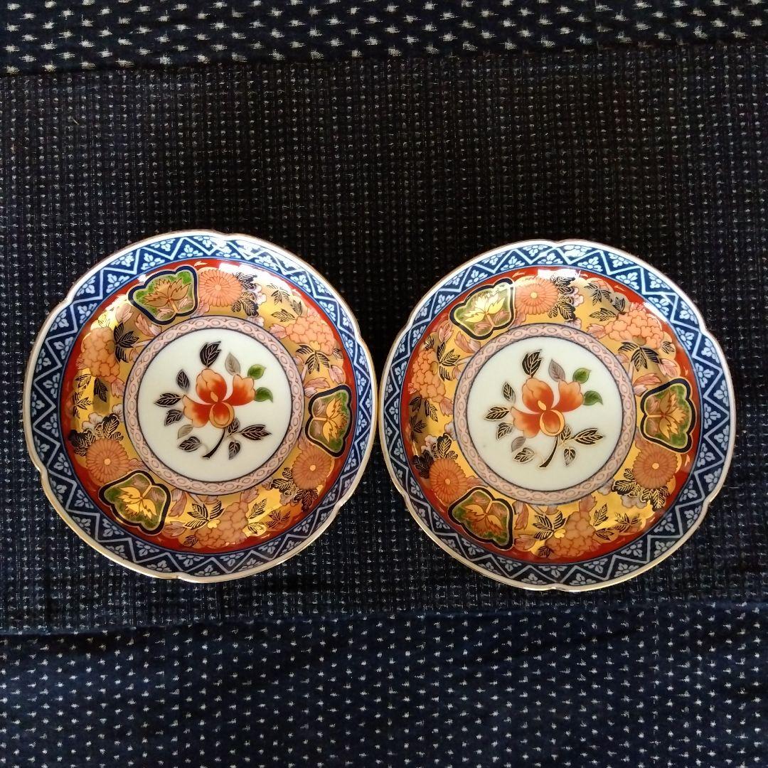 日肥其泉　昭和年製　極錦　古伊万里様式　金彩花草菊牡丹唐草文　皿　２枚