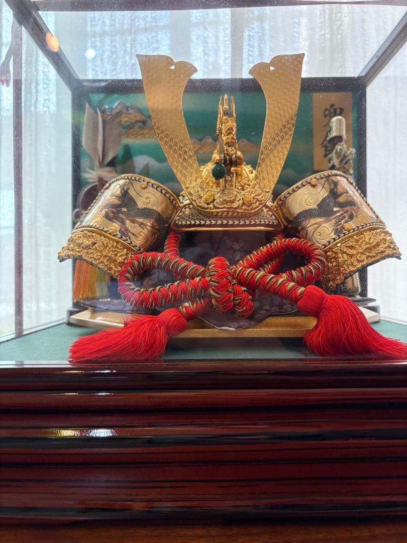 KABUTO 伝統的な五月人形 金色の兜飾り　オルゴール付き 13号彫金　連山