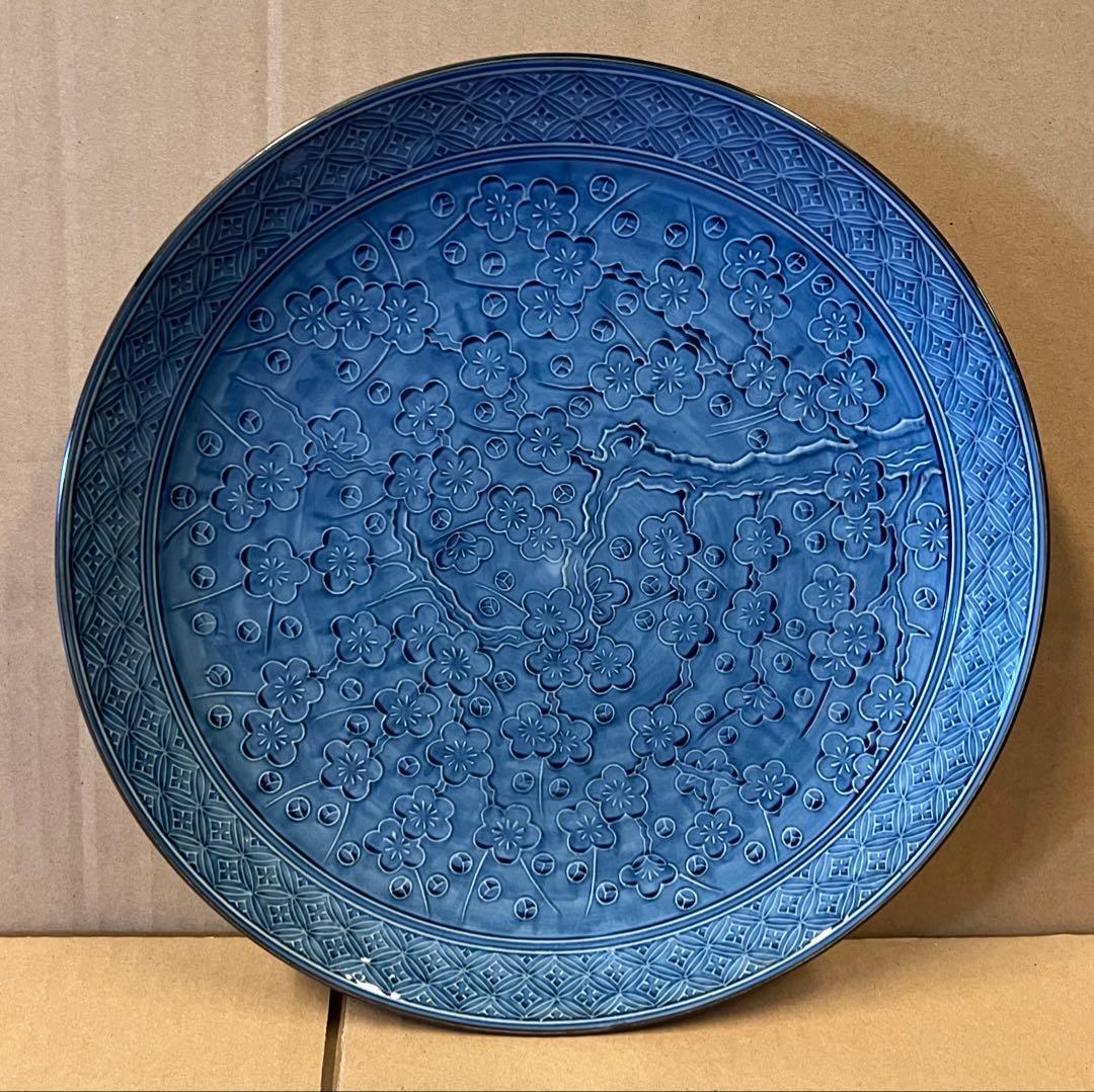 青い花柄の陶器皿