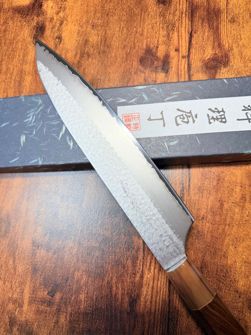 義弘作　牛刀　包丁　VG5 鎚目 7寸　山脇刃物製作所　紫檀白水牛八角柄