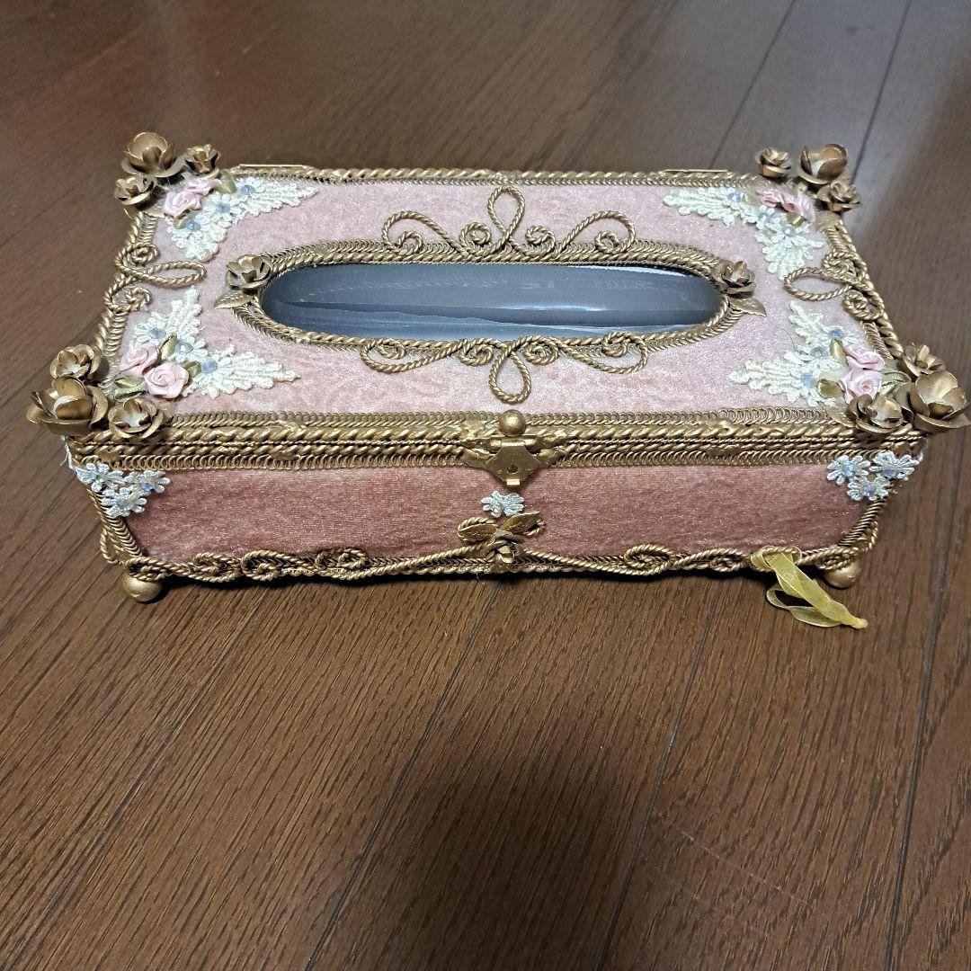 花柄装飾のピンクティッシュボックス