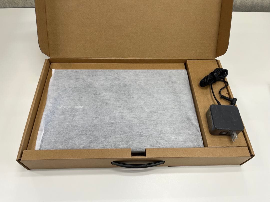 ASUS Vivobook 15.6インチi7, 16GB 1TB SSD