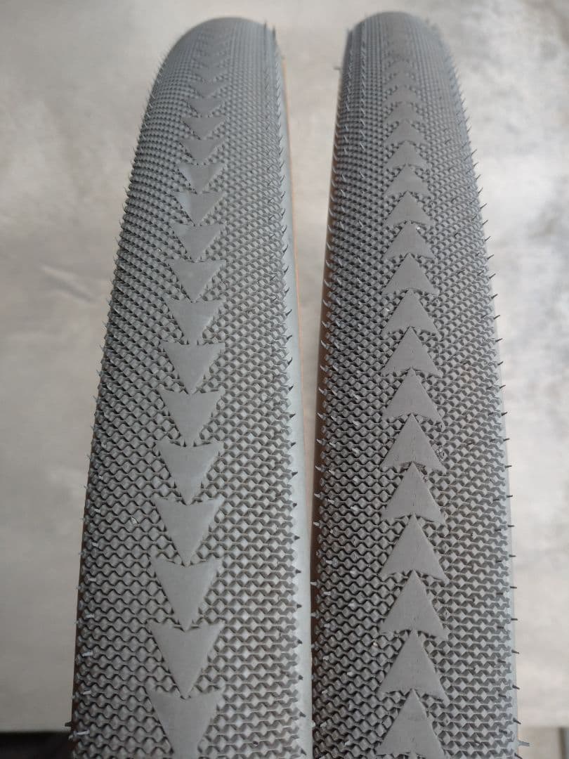 ULTRADYNAMICO製 CAVA 700x42C