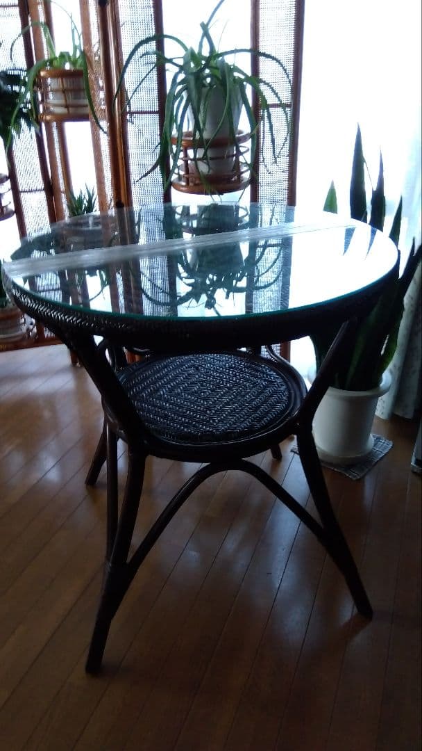 ラタンテーブル（ガラス天板付き）