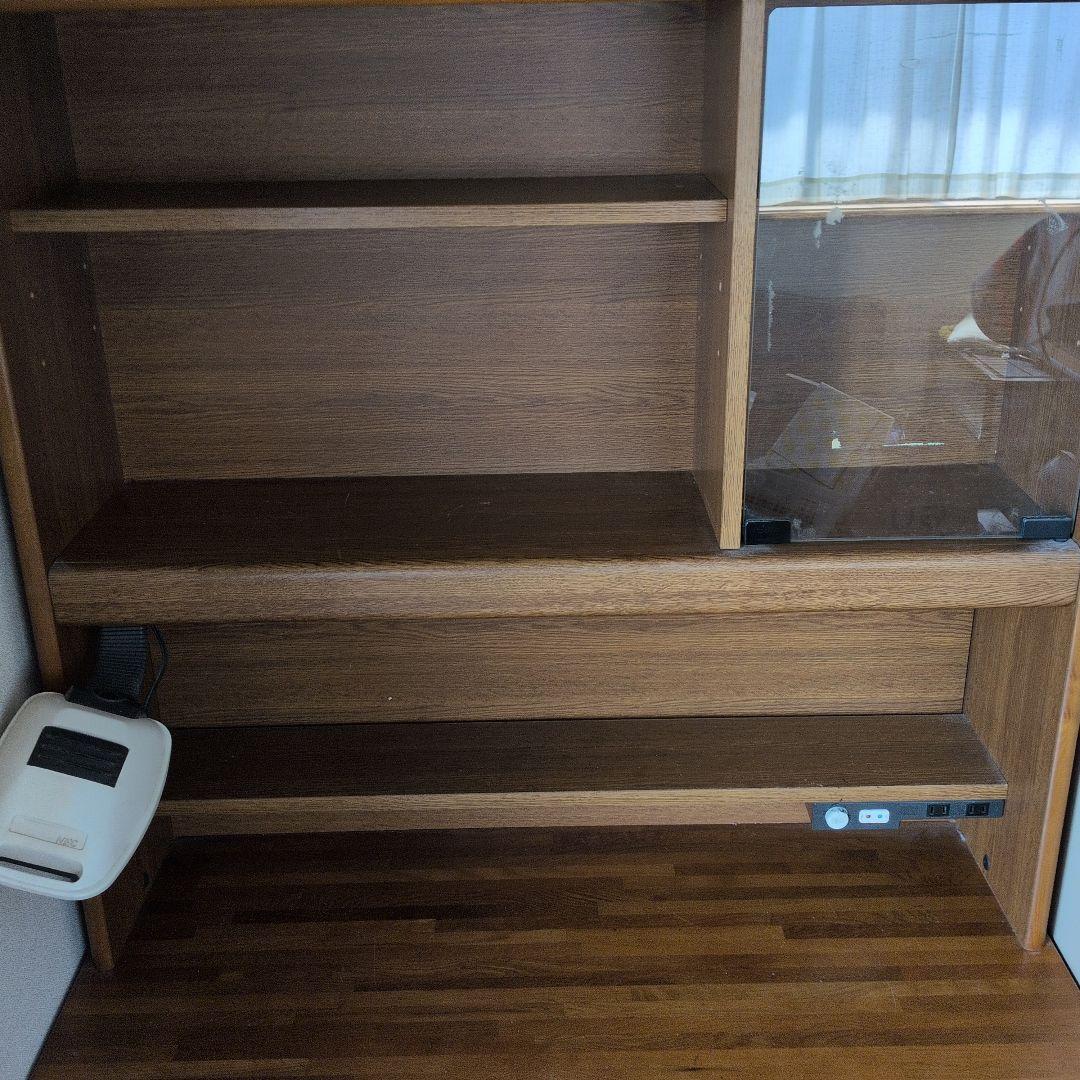 ブラウンの木製デスク 棚付き