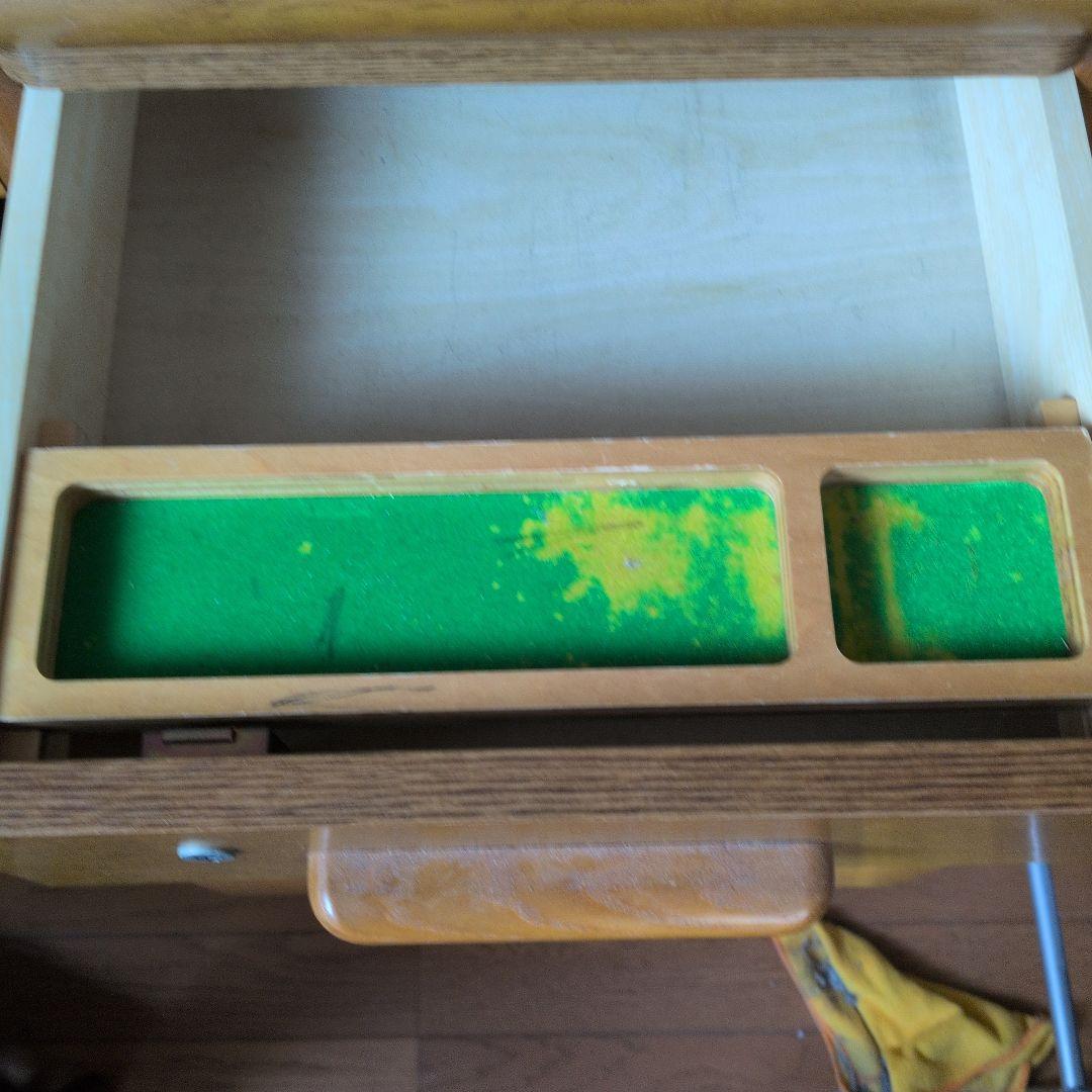 ブラウンの木製デスク 棚付き