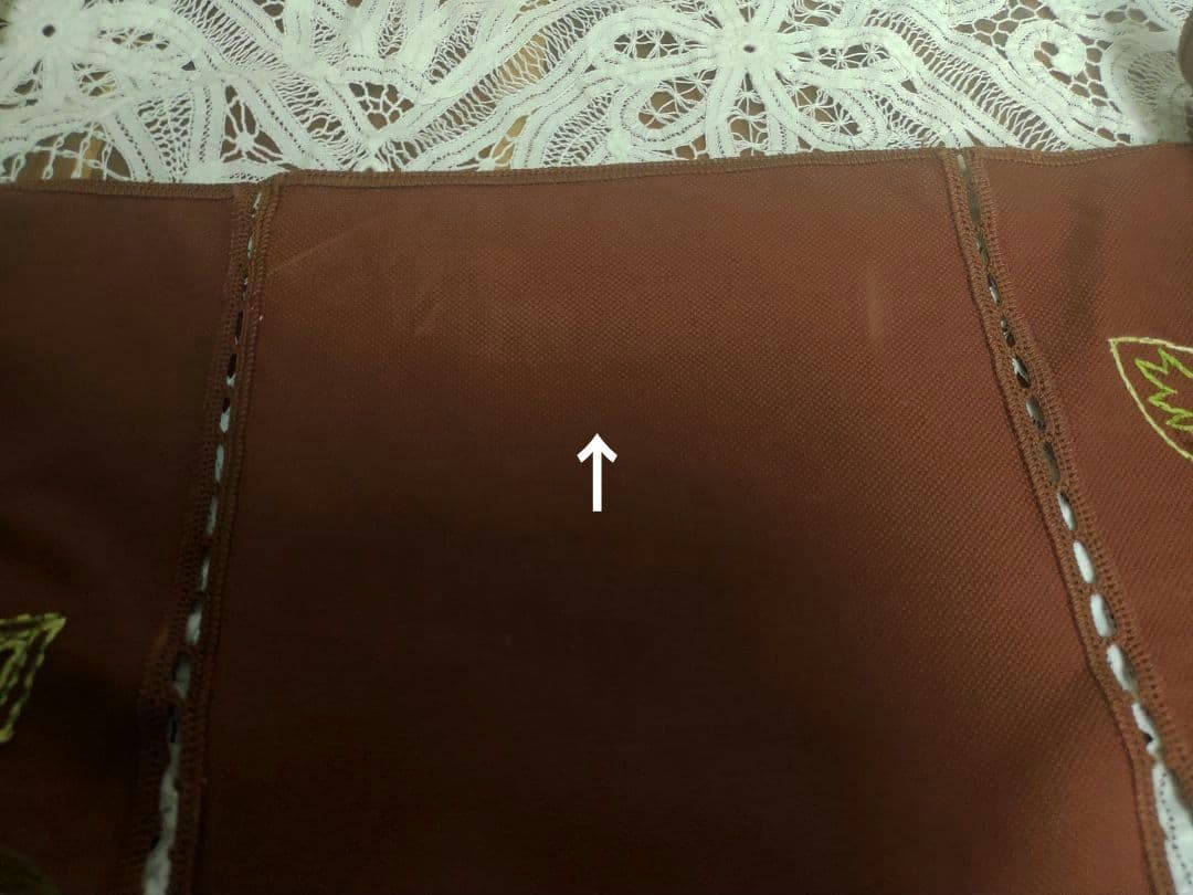 ハンドメイド 手刺繍 ブラウン 椿 花柄 4つ割れ 手編みレース縁取り のれん