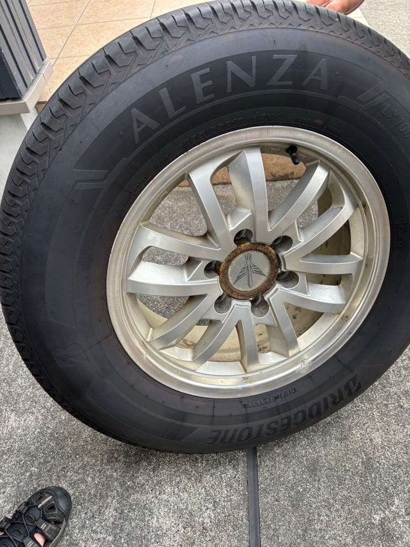 ブリヂストン　アレンザLX100 265/65R17