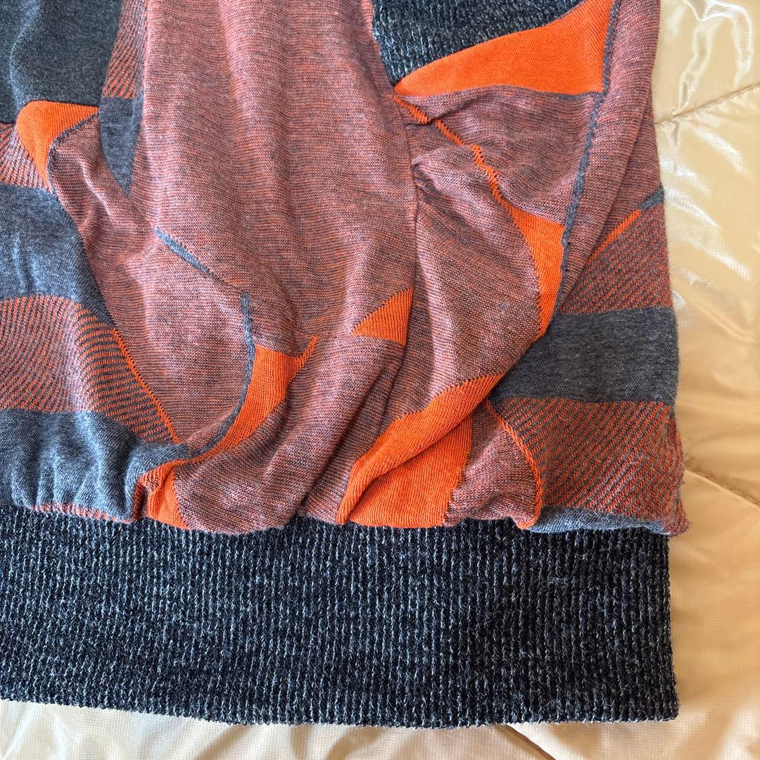 【新品未使用】✨エイココンドウ✨黒とグレーの混合地にオレンジ柄の膝丈スカート❣️