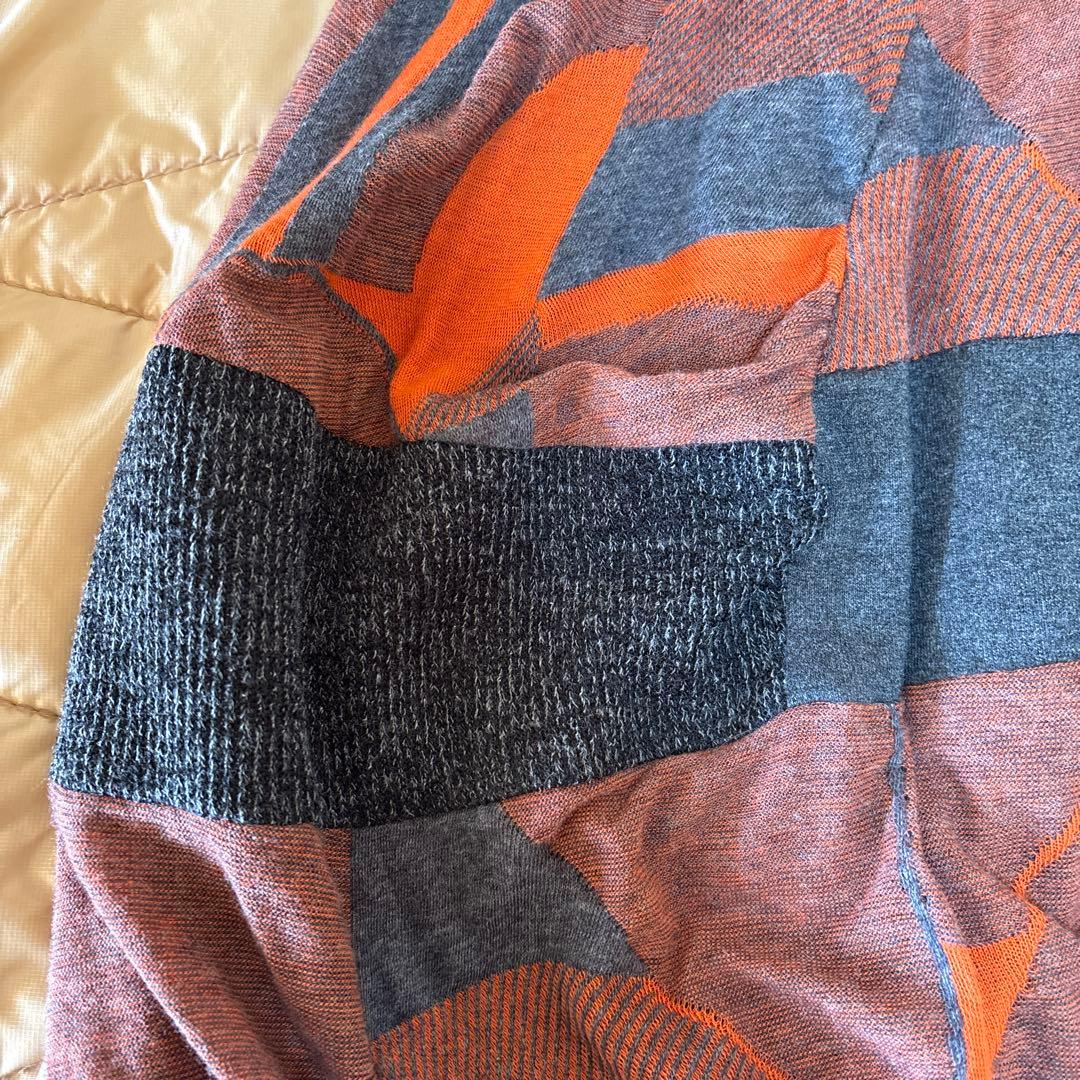 【新品未使用】✨エイココンドウ✨黒とグレーの混合地にオレンジ柄の膝丈スカート❣️