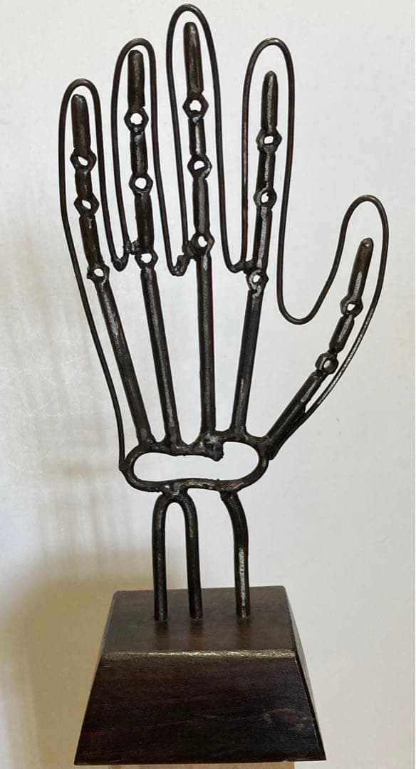 【彫刻】右手　金属製置物　木製台座　オブジェ　美術工芸品　モダンアート 手型