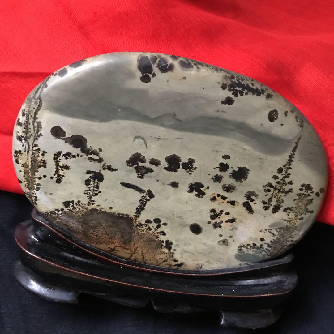 自然界の作用で不思議な心象風景が描かれた鑑賞石　台座付き