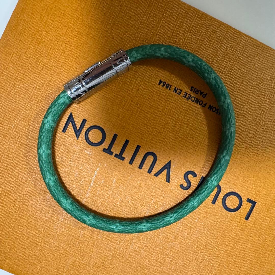 Nyx【美品】Louis Vuitton グリーンレザーブレ