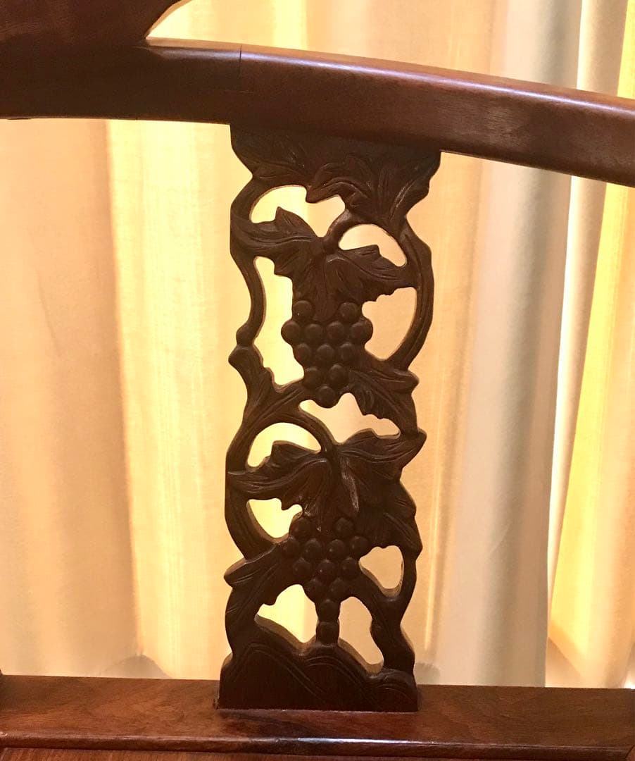 唐木家具　アジアンスタイル 木製葡萄　透かし彫り　アームチェア　花梨