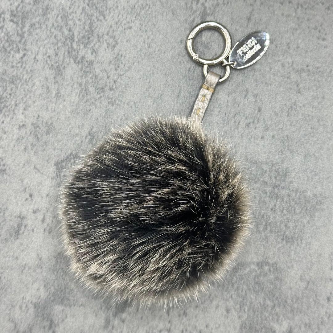 極美品 フェンディ セレリア ポンポンチャーム キーリング 灰 プレート ファー
