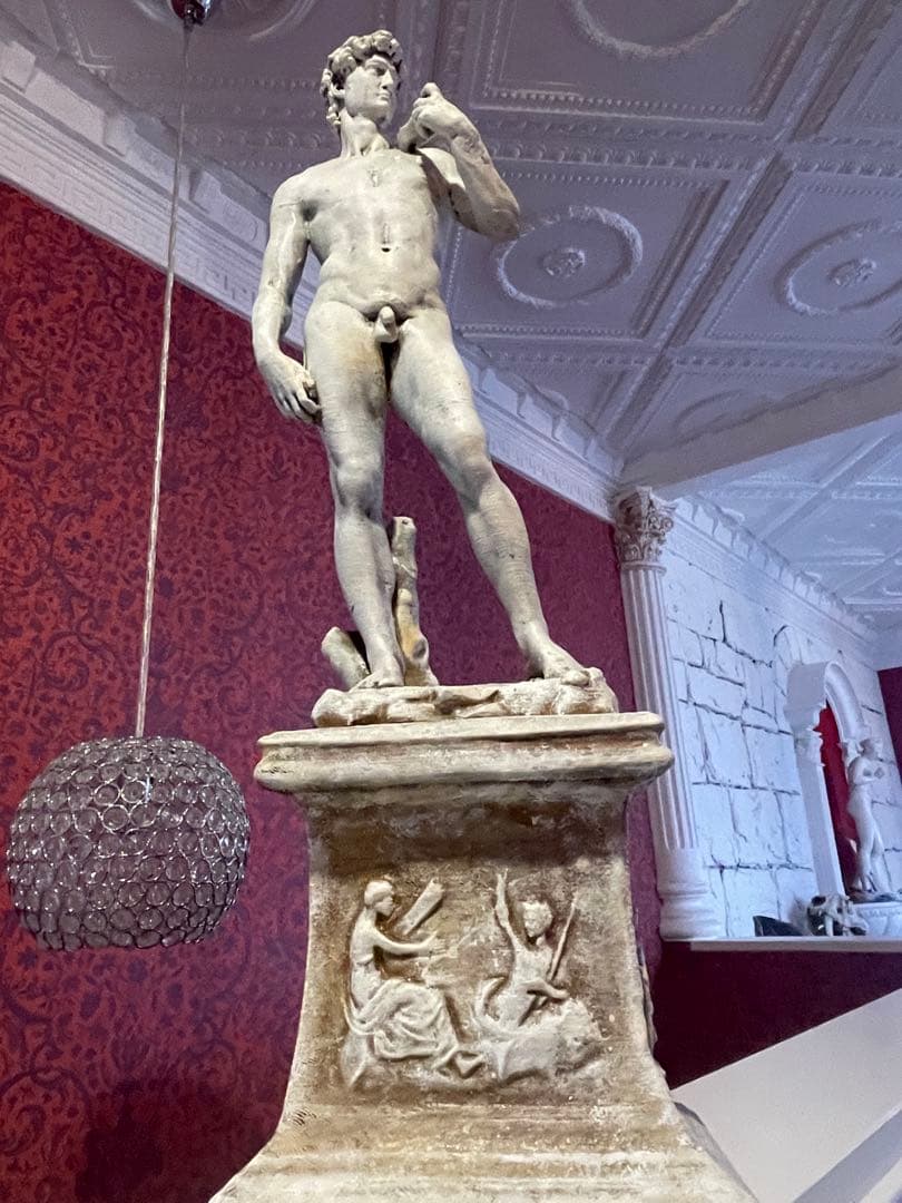 ダビデ像(ミケランジェロ)高さ:60 cm ローマの台座の上の彫像